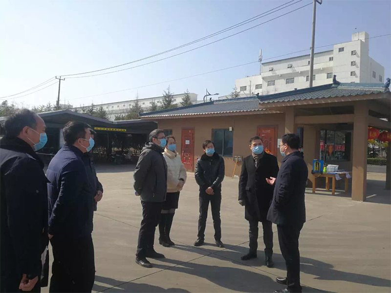 2月23日上午，县委常委、高新区党工委书记郭鹏到景泰玻璃督导企业复工复产