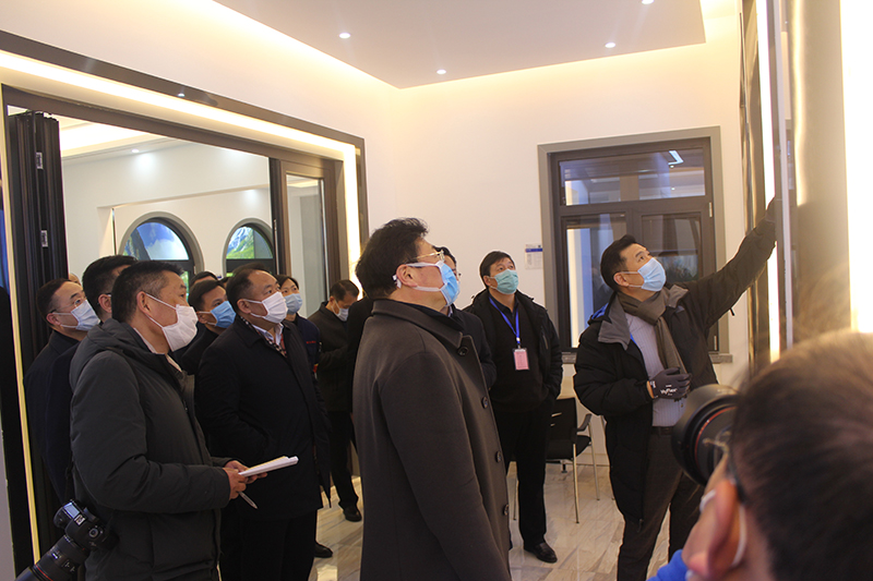 2月26日下午，县委高书记一行来景泰玻璃督导企业复工复产、疫情防控及安全生产情况，并参观、考察景泰门窗工厂。